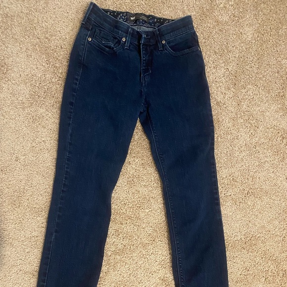 LEVI’S STRAIGHT LEG JEANS SIZE 4- WORN ONCE🛍 - Picture 2 of 6